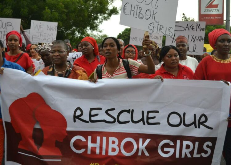Terroristijärjestö Boko Haramin toimintatapoihin on alusta saakka kuulunut lasten ja nuorten kaappaaminen moniin eri tarkoituksiin. Kuvassa mielenosoitus Nigerian pääkaupungissa Abujassa vuonna 2014. Tuolloin Boko Haram ponnahti kansainväliseen kuuluisuuteen koulutyttöjen kaappauksella. Tyttöjen kohteeksi ottaminen auttoi profiloitumaan muiden terroristijärjestöjen mahdolliseksi yhteistyökumppaniksi.