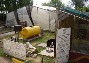 Kokeellinen biokompostori Buenos Airesissa tuottaa takapihalla jätteestä biokaasua.