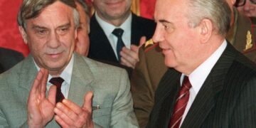 Toukokuussa 1991 Neuvostoliitton silloinen varapresidentti Gennadi Janajev (kuvassa vasemmalla) taputteli käsiään presidentti Mihail Gorbatšovin rinnalla, mutta saman vuoden elokuussa Gorbatšov vangittiin ja Neuvostoliittoon asetettiin poikkeustila.