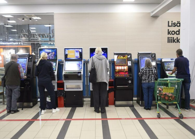 Vasemmistoliitto poistaisi kaikki peliautomaatit kauppojen eteisistä.