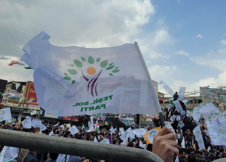 Vasemmistolaisen kurdipuolue HDP:n ehdokkaat olivat YSP-puolueen listoilla, koska HDP:tä uhkaa kokonaan kieltäminen Turkissa.