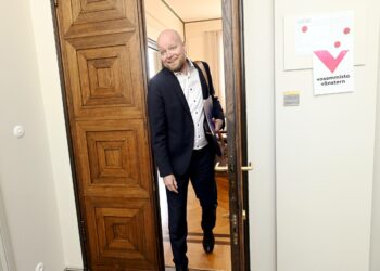 Vasemmistoliiton eduskuntaryhmän puheenjohtaja Jussi Saramo.