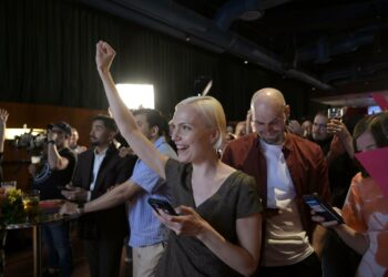 Minja Koskelalla tuulettaa syystäkin vasemmistoliiton vaalivalvojaisissa. Puolue voittaa sekä valtakunnallisesti että isoissa kaupungeissa.