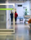 Tällä hetkellä suurimmat yt-neuvottelut käydään Lapin hyvinvointialueella. Työntekijöiden vähennystarve on 600–700.