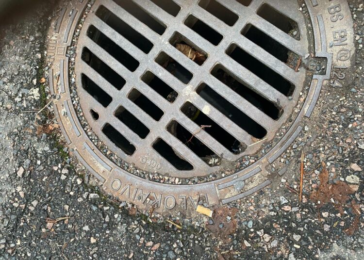 Tämä tupakan tumppi on vaarassa joutua mereen veimärin kautta, jollei sitä poimittaisi talteen.