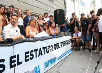 Yli 3 000 toimittajan allekirjoittama vetoomus nostaa esiin huolen siitä, että hallitus aikoo kumota toimittajien asemaa ja sananvapautta turvaavan lain.