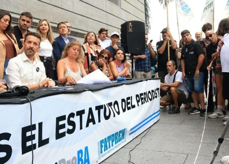 Yli 3 000 toimittajan allekirjoittama vetoomus nostaa esiin huolen siitä, että hallitus aikoo kumota toimittajien asemaa ja sananvapautta turvaavan lain.