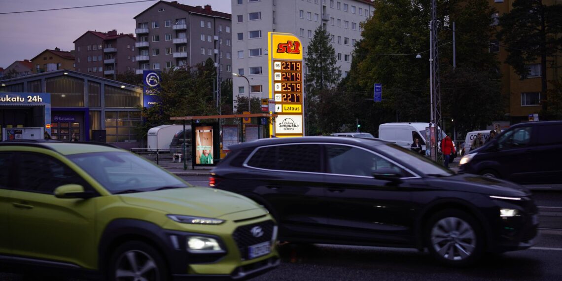 95-bensiinin keski­hinta oli syyskuussa 2,25 euroa. Kuva: Lehtikuva/Teemu Salonen