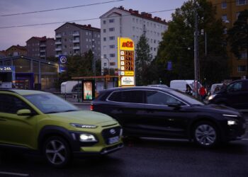 95-bensiinin keski­hinta oli syyskuussa 2,25 euroa. Kuva: Lehtikuva/Teemu Salonen