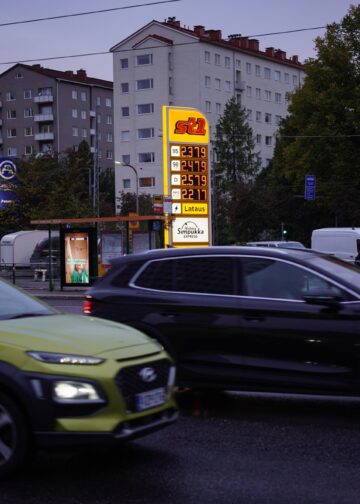 95-bensiinin keskihinta oli syyskuussa 2,25 euroa. Kuva: Lehtikuva/Teemu Salonen
