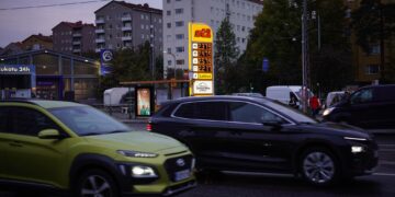 95-bensiinin keski­hinta oli syyskuussa 2,25 euroa. Kuva: Lehtikuva/Teemu Salonen