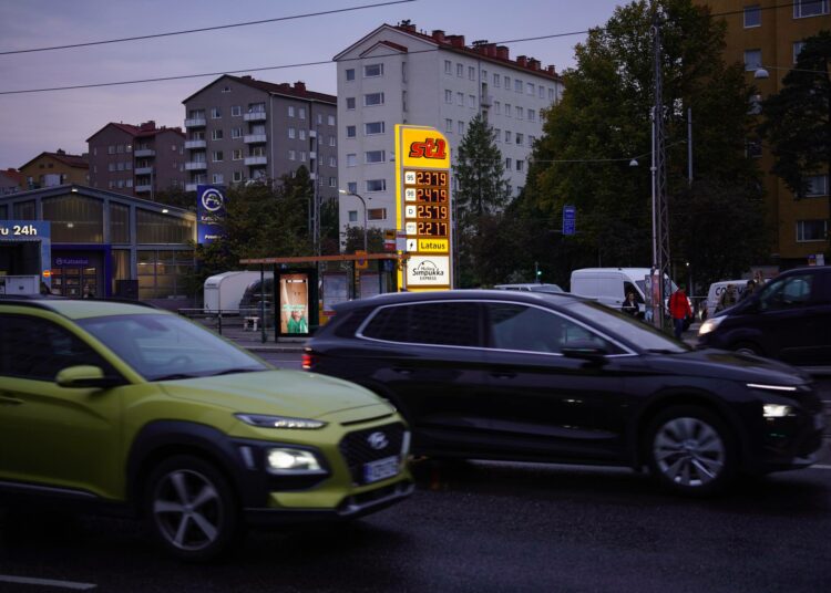 95-bensiinin keski­hinta oli syyskuussa 2,25 euroa. Kuva: Lehtikuva/Teemu Salonen