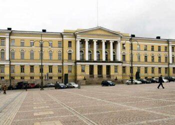 Helsingin yliopistossa ollaan tyytymättömiä yliopiston johdon toimintaan. Kuvassa yliopiston päärakennus.