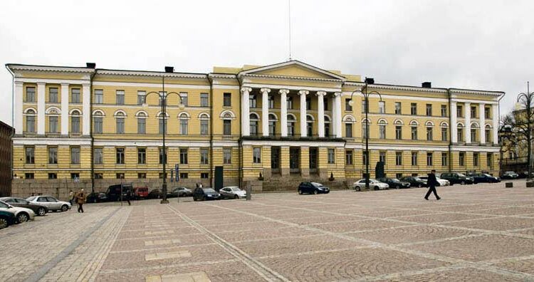 Helsingin yliopistossa ollaan tyytymättömiä yliopiston johdon toimintaan. Kuvassa yliopiston päärakennus.