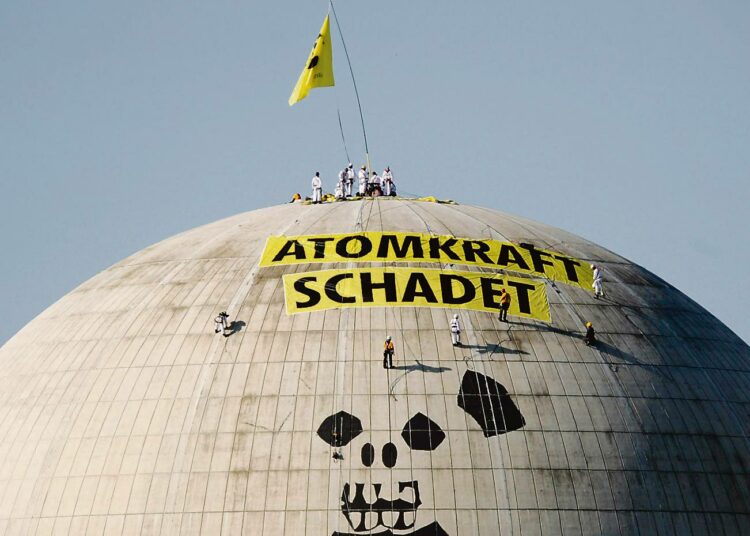 Greenpeacen ydinvoiman vastainen mielenosoitus Kleinensielissä Saksassa.