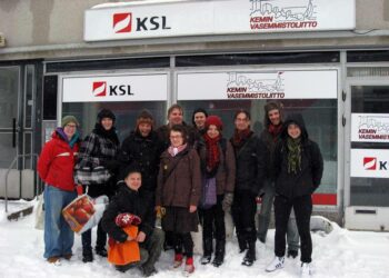 Lapin Vasemmistonuorten vuosikokousporukka 2010 Kemin Vasemmistoliiton toimiston edessä.