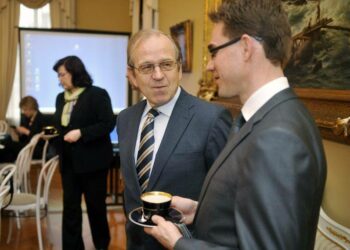 Erkki Liikanen haluaa torjua sen, että pankit jakavat voitot, mutta yhteiskunta tappiot.