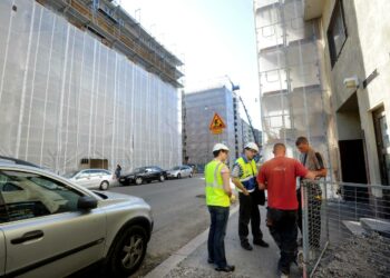 Harmaata taloutta esiintyy erityisesti rakennusteollisuudessa. Kuvassa on meneillään Rakennusliiton työmaatarkastus julkisivutyömaalla Helsingissä.