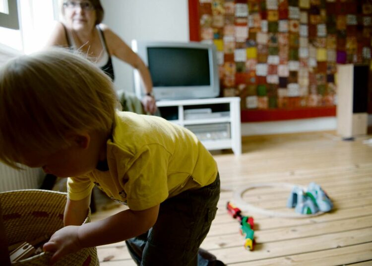 Taru Keinänen (taustalla) hoitaa mielellään naapuruston lapsia ja saa vastineeksi muun muassa ikkunanpesua ja siivousapua. Tässä vahdittavana on 2-vuotias Sisu Lönnroth.