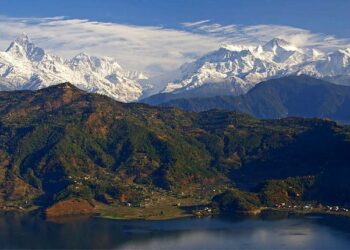 Lumi ja jäätiköt peittävät noin kymmenesosan Nepalin pinta-alasta. Kuvassa Annapurna.