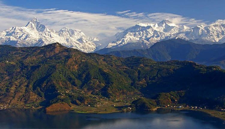 Lumi ja jäätiköt peittävät noin kymmenesosan Nepalin pinta-alasta. Kuvassa Annapurna.