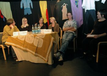 Valkeakosken kaupunginteatterin juttutunnilla ihmeteltiin, minne on kadonnut pitkäjänteinen, tavoitteellinen ponnistelu. Keskustelemassa Sari Leiviskä (oik), Elina Orjatsalo, Marianne Mäkinen, Kati Rautiainen, Tuomas Laine ja Kati Sirén.