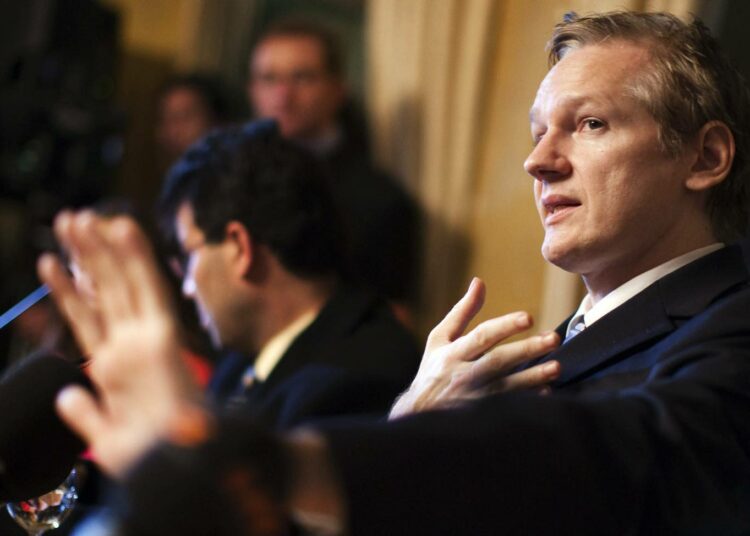 Julian Assange lehdistötilaisuudessa Genevessä neljä viikkoa sitten.