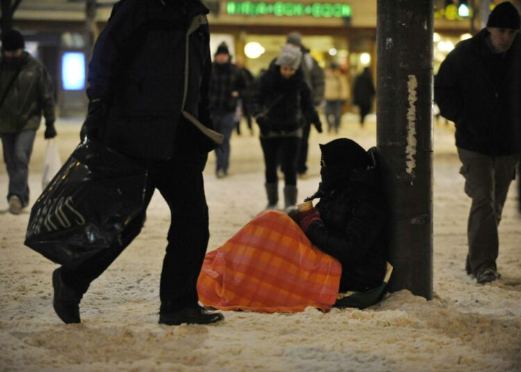 Romaninainen Helsingin keskustassa marraskuussa.