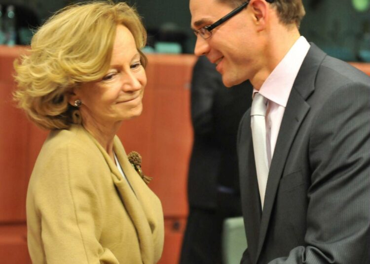 Jyrki Katainen tervehti lämpimästi Espanjan valtiovarainministeri Elena Salgadoa maanantaina ennen euromaiden valtiovarainministerikokousta Brysselissä.