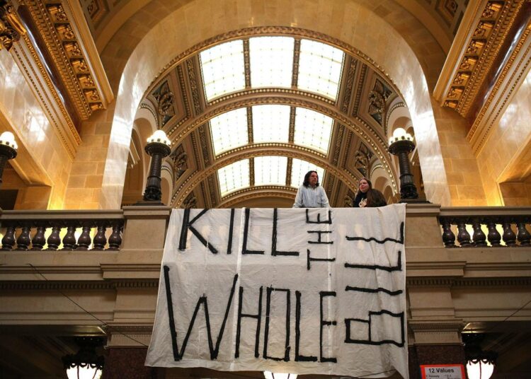 Tavallisten wisconsinilaisten laaja vastarinta ay-toiminnan kuristamista vastaan herättää toivoa Yhdysvaltain vasemmistossa. Kuvassa osavaltion kongressitalon vallanneita mielenosoittajia Madisonissa.