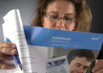 Hallitusohjelman mukaan työmarkkinatukea ja peruspäivärahaa korotetaan sadalla eurolla ensi vuonna.