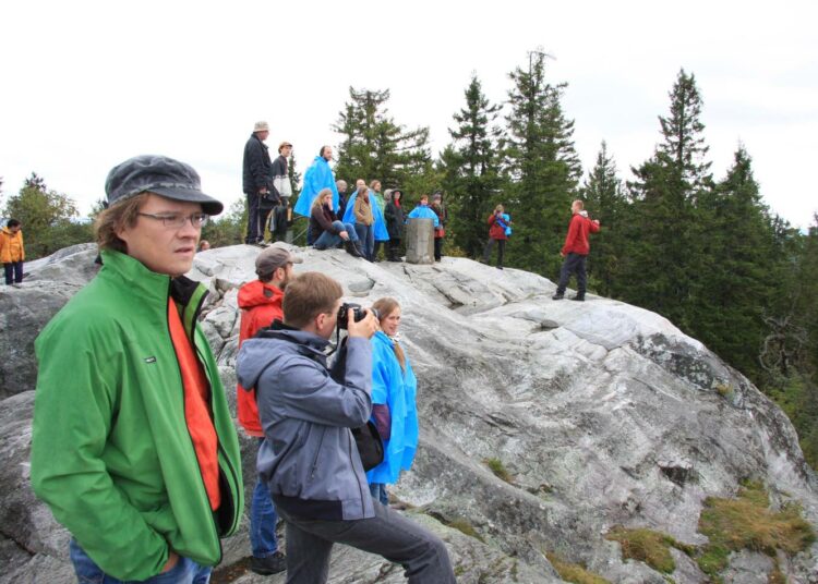 Kansalaisseminaarin osanottajat avarsivat keskustelun lomassa maailmankuvaansa Kolin vaaramaisemissa ikivanhoilla kallioilla omalla vaelluksellaan.