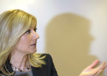 On käsittämätöntä, että Suomessa pitää erikseen lakiin kirjata, että hoidon on oltava inhimillistä, sanoo peruspalveluminsiteri Maria Guzenina-Richardson.