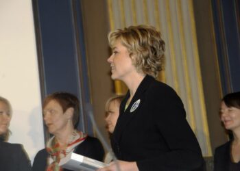 Kuntaministeri Henna Virkkunen joutui selittelemään kuntarakenneuudistusta keskiviikkona kuntien päättäjille.