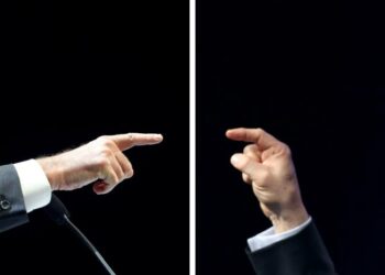 Ranskan presidentinvaaleissa kiistellään muun muassa talouskurisopimuksesta ja maahanmuutosta. Vasemmalla sosialistien François Hollande ja oikealla nykyinen presidentti Nicolas Sarkozy.