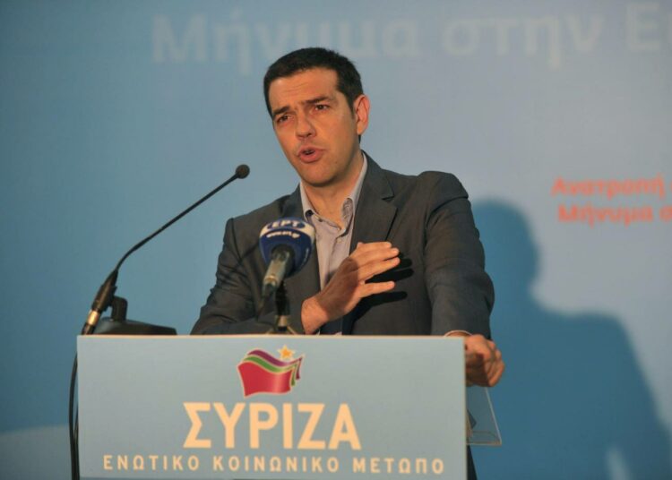 Syrizan puheenjohtaja Alexis Tsipras pitämässä televisioitua puhettaan sunnuntai-iltana.