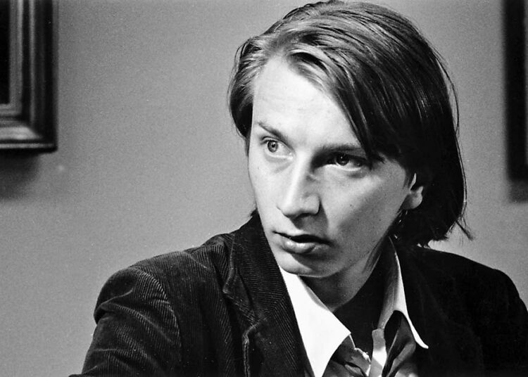 Valehtelija on elokuva nuoren miehen loputtomasta vaelluksesta kesäisessä Helsingissä. Pääosassa Aki Kaurismäki.