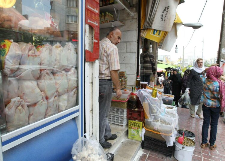Iranin hallitus subventoi peruselintarvikkeiden hintoja.