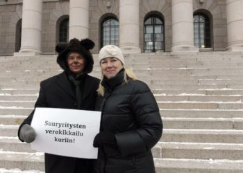 Mielenosoittaja-verokarhu tapasi valtiovarainministeri Jutta Urpilaisen keskiviikkona eduskunnan pihalla.