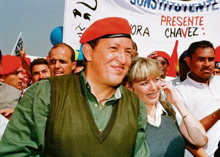 Hugo Chávez kuvassa vuodelta 1998, jolloin hän nousi ensimmäiseksi vaaleilla valituksi Latinalaisen Amerikan uuden vasemmistoaallon presidentiksi.