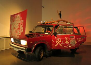 Tettigonia cantans, idänhepokatti, Karjala! -näyttely Helsingin Taidehallissa 14.4. saakka.