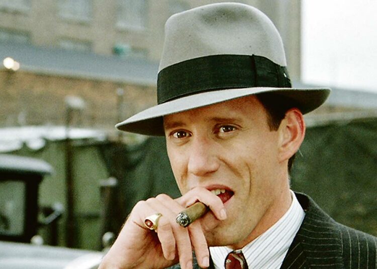 Suuri gangsterisota on muhkea eepos Brooklynin amerikanjuutalaisten gangsterien elämästä viiden vuosikymmenen aikana. Kuvassa James Woods.