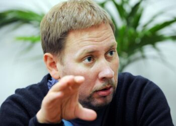 – Onhan meillä selkeä ongelma. Jos bruttokansantuote olisi kasvanut normaalia kahta prosenttia, ilman vuoden 2006 notkahdusta meillä olisi BKT 15 prosenttia korkeampi kuin tällä hetkellä, Paavo Arhinmäki sanoo.