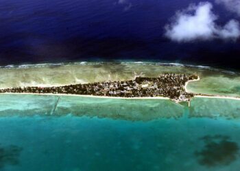 Tyynenmeren matalat saarivaltiot kuten Kiribati ovat ensimmäisinä jäämässä nousevan merenpinnan alle.