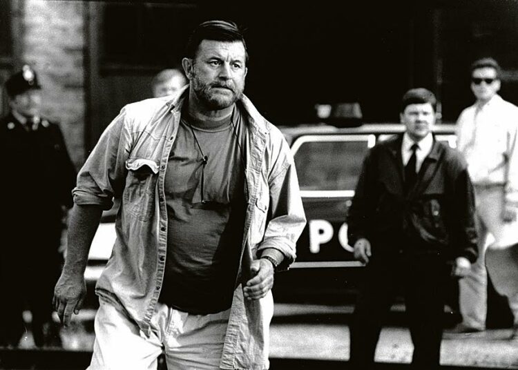 Kaikki pelissä on jännityselokuva eroottista elokuvaa tekevästä filmiryhmästä, jonka käsikirjoittaja yllättäen murhataan. Kuvassa Esko Salminen.