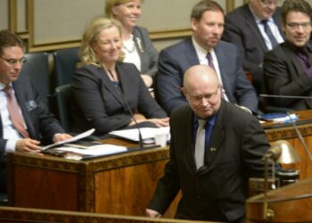 Perussuomalaisten eduskuntaryhmän uusi puheenjohtaja Jari Lindström saapumassa puhujakorokkeelle keskiviikkona.