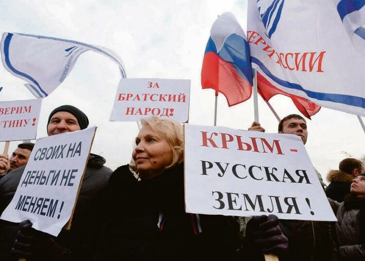 Krim kuuluu Venäjälle, luki mielenosoittajan kyltissä, kun kymmenet tuhannet ihmiset osallistuivat Moskovassa viikko sitten Krimin niemimaan venäläismielistä alueparlamenttia tukevaan mielenosoitukseen.