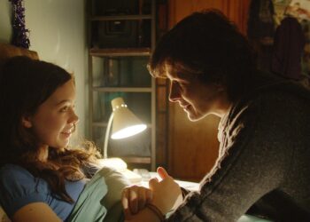 Äiti (Juliette Binoche) ja tytär (Kirsten Sheridan) testaavat suhdettaan haastavissa olosuhteissa Afrikassa elokuvassa Tuhat kertaa hyvää yötä.