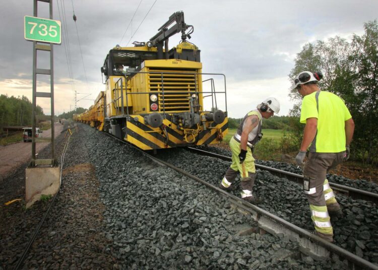 VR Trackin sähkömiesten lakot aiheuttivat työnantajan mukaan vain vähän haittaa liikenteelle. Työnjohtajat VR Trackin päällystetyömaalla heinäkuussa.