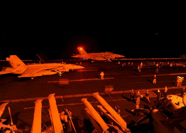 Yhdysvallat laajensi tiistaina Isisin vastaiset pommitukset Irakista Syyriaan. Kuvassa Hornet-taistelukoneita valmistautumassa lähtöön lentotukialus USS George H.W. Bushilta.